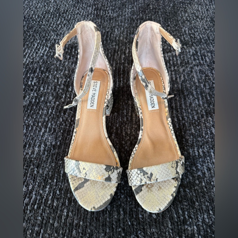 Steve Madden Beige and Black Snakeskin Sandals Size 6